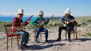 Ümöt Dolootov (mitte) ist 11 Jahre alt und spielt mit seinen Freunden die Komuz, eine dreisaitige Gitarre.