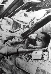1945-Hitlerjunge mit Panzerfaust in Berlin