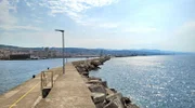 Vom Molo Longo aus hat man einen weiten Blick auf Hafen und Stadt Rijeka
