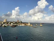 Einlaufen im Hafen von Colon auf Panama. Die MS Artania muss einen Umweg fahren, weil vor dem Eingang zum Kanal Schiffe liegen.