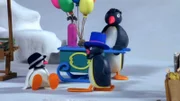 Guetnachtgschichtli  Pingu  Staffel 6  Folge 3  Pingu – Ein neuer Hut  Pingu mit seiner Schwester am Hutstand.    Copyright: SRF/Joker Inc., d.b.a., The Pygos Group