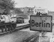 1945-Sowjet-Panzer an der Berliner Stadtgrenze