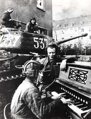 1945-Rotarmisten vor Klavier in Berlin