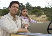 Auf Safari: Sam (Francis Fulton-Smith) und Lindiwe (Ronja Forcher), die Tochter seines verstorbenen besten Freundes.