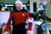 Ein Borg betäubt Captain Picard (Patrick Stewart, l.), um ihn anschließend zu entführen.