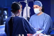 Chicago Med Staffel 7 Folge 7 Die erste Transplantation: Sarah Rafferty als Dr. Pamela Blake (von hinten), Dominic Rains als Dr. Crockett Marcel  Copyright: SRF/NBC Universal