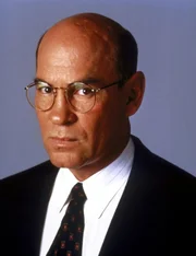 (7. Staffel) - FBI-Assistent-Director Walter Skinner (Mitch Pileggi) hat es oft nicht leicht als Chef von Mulder und Scully.