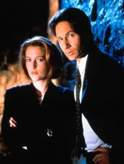 L-R: Dana Scully (Gillian Anderson) und Fox Mulder (David Duchovny)