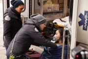 Chicago Fire Staffel 8 Folge 14 Untersuch vor Ort: Annie Ilonzeh als Emily Foster, Kara Killmer als Sylvie Brett  Copyright: SRF/2019 NBC Universal