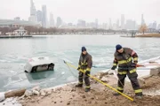 Chicago Fire Staffel 8 Folge 16 Eine Auto wird geborgen: Jesse Spencer als Matthew Casey, Joe Minoso als Joe Cruz  Copyright: SRF/2019 NBC Universal