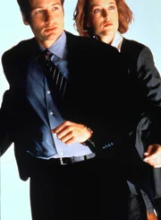L-R: Fox Mulder (David Duchovny) und Dana Scully (Gillian Anderson)