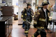 Chicago Fire Staffel 8 Folge 16 Notfall in einem Restaurant: Miranda Rae Mayo als Stella Kidd, Jesse Spencer als Matthew Casey  Copyright: SRF/2019 NBC Universal