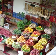 Auf dem zentralen Markt in Funchal werden jeden Tag exotische Früchte und Gemüse angeboten.