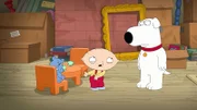 Als Stewie (M.) seinen alten Teddy Oscar (l.) auf dem Dachboden findet, ist er total durcheinander. Doch kann Brian (r.) ihm weiterhelfen?