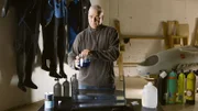 Peter Ward, Biologe an der Universität Washington, führt Versuche mit Wasser in einem Aquarium durch.