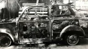 Polizeifoto, das das verheerende Ausmaß eines Autobrandes zeigt. Was wie ein tragischer Unfall aussieht, entpuppt sich als einer der perfidesten Morde der deutschen Kriminalgeschichte.