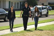 Nolan (Nathan Fillion, M.), Bailey (Jenna Dewan, r.) und Lopez (Alyssa Diaz, l.) drängen den Serienmörder in die Enge. Doch dabei werden sie schnell selbst zum Ziel.