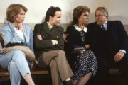 Während der Verhandlung gegen Dr. Wollinski, warten Tina Drombusch (Marion Kracht), Chris Drombusch (Mick Werup), Vera Drombusch (Witta Pohl) und Onkel Ludwig (Günter Strack) darauf, als Zeugen vernommen zu werden.