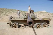 Nach dem Zweiten Afghanistan-Krieg blieben neben Minen auch schwere Waffen, wie Panzer oder Artilleriegeschütze in Afghanistan zurück.