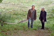 Die Kriminalhauptkommissare Ivo Batic (Miroslav Nemec, links) und Franz Leitmayr (Udo Wachtveitl) sichten den Leichenfundort.