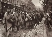Soldaten ziehen in den Krieg. Mit dem Ersten Weltkrieg beginnt das Zeitalter der industriell geführten Massenkriege.