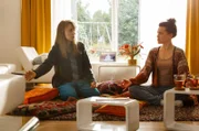 Vicky Adam (Katja Danowski, l.) und ihre Frau Greta Adam (Jutta Dolle, r.) werden beim Meditieren durch Handygeklingel gestört.