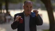 Physiker Dragan Hajdukovic erklärt die Gravitationstheorie mithilfe von Äpfeln.