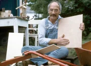 Weil sich in Peters Bauwagen der Holzwurm breit gemacht hat, müssen einige Teile ausgetauscht werden. Der Zimmermann hilft ihm dabei.