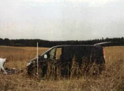 Ein Kleinbus steht auf einem Feld, zwei Menschen werden geborgen – eine Frau ist tot. Aufnahmen der Polizei zeigen die akribische Spurensuche am Unfallort.