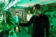 Yunus (Yunus Cumartpay, l.) bringt Wolfgang Habedank (Holger Stockhaus, r.) und seinen Kumpel Gerald Boje (Michael Pink, M.) auf eine Geschäftsidee: Ein Investment in medizinisches Cannabis!