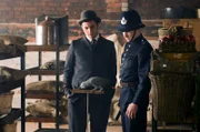 Constable Higgins (Lachlan Murdoch) und Constable George Crabtree (Jonny Harris)
