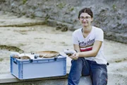 Lisa Cihal bei einer archäologischen Ausgrabungstelle in Enns