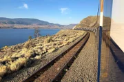 Ausblick aus dem Zug "Rocky Mountaineer" auf den Kamloops Lake, westlich der Rocky Mountains.