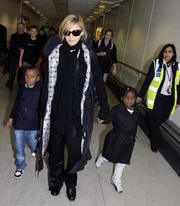 Madonna mit ihren Adoptivkindern David Banda (l.) und Mercy James (r.).