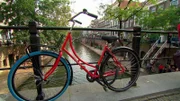 Die Oude Gracht, die alte Gracht, ist das Herzstück der Altstadt von Utrecht. Da darf auch das Fiets, das Fahrrad, nicht fehlen. „Kleines Amsterdam“ heißt es oft, wenn von Utrecht die Rede ist.