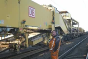 Gleisbauer am Gleisumbauzug "Büffel".