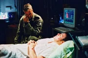 O'Neill (Richard Dean Anderson, l.) macht sich sorgen, dass Daniel (Michael Shanks, r.) nicht mehr gerettet werden kann ...