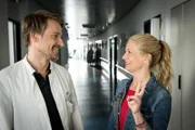 Jenny (Birte Hanusrichter) fragt Dr. Fischer (Max von Pufendorf) um Rat.