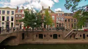 An der Nieuwegracht (neue Gracht) geht es deutlich ruhiger zu als an der alten Gracht. Hier gibt fast keinen Bootsverkehr und keine Lokale. Stattdessen schmucke Wohnungen in historischen Gemäuern.