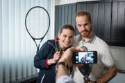 Agnes von Bergen (Isabell Polak) und Sebastian Knauber (Marc Ben Puch) feiern ihren Sieg beim Tennis.