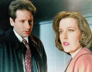 Mulder (David Duchovny, l.) und Scully (Gillian Anderson, r.)