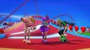(V.l.) Barbie, Bella und Kris treten in einem actionreichen Rennen gegeneinander an. Barbie muss jedoch unbedingt gewinnen, um ein Level weiterzukommen. Nur so kann sie das Videospiel retten!