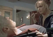 Buffy (Sarah Michelle Gellar, r.) setzt sich gegen Spike (James Marsters, l.) zur Wehr ...