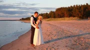 Viele Paare in Estland heiraten an der romantischen Ostseeküste.