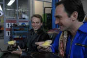Mike serviert seinem Freund Anderl einen "strammen Max" zum Mittagessen und beweist damit, dass er doch kochen kann. Von links: Dorfpolizist Anderl (Florian Fischer) und Mike Preissinger (Harry Blank).