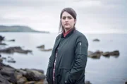 Tosh (Alison O'Donnell) unterstützt Shetland-Ermittler Jimmy Perez, der den 23 Jahre zurückliegenden Mordfall an Lizzie Kilmuir wieder aufrollen muss.