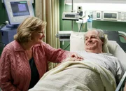 Kurz nachdem Susan (Teri Hatcher, l.) ihrem leiblichen Vater Addison Prudy (Paul Dooley, r.), gesagt hat, wer sie ist, erleidet dieser eine Herzattacke und wird ins Krankenhaus gebracht ...