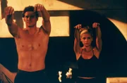 Angel (David Boreanaz, l.) und Buffy (Sarah Michelle Gellar, r.) stärken sich mit Tai-Chi-Übungen.