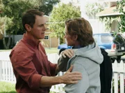 Überrascht nimmt Paul (Mark Moses, l.) Zach (Cody Kasch, r.) in die Arme, der wieder in die Wisteria Lane zurückgekommen ist ...