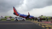 Nachdem der Reifen des Front-Fahrwerks abgefallen ist, rutscht Southwest-Airlines-Flug 345 auf dem Rumpf etwa 800 Meter über die Landebahn des LaGuardia Airports in New York City.